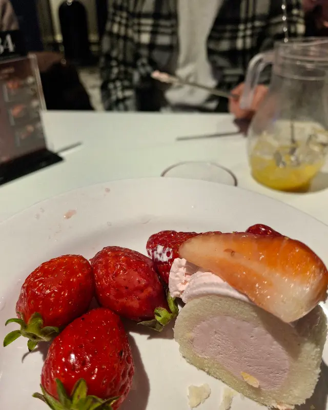 딸기 롤케이크 근접샷