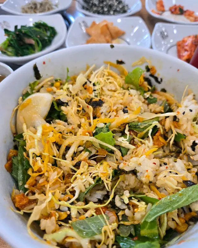 비벼진 멍게 비빔밥