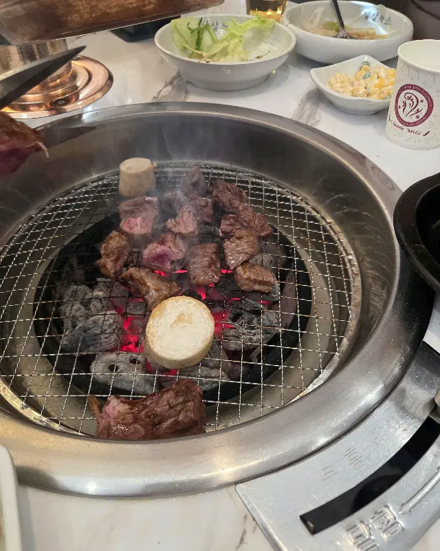 숯불 위에서 익어가는 소갈비살