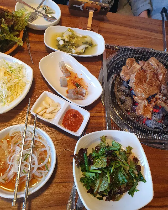 찬우물숯불갈비 상차림