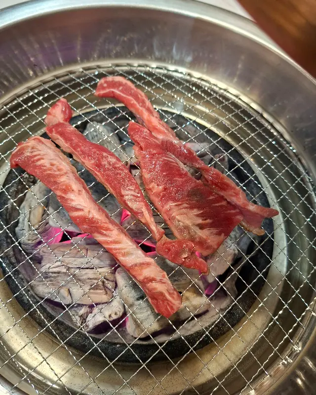 숯불 위에서 맛있게 익어가는 소갈비살