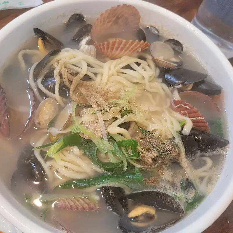 해물이 가득 들어간 칼국수