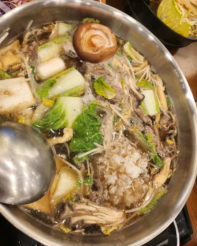 푸짐하게 끓여진 샤브샤브