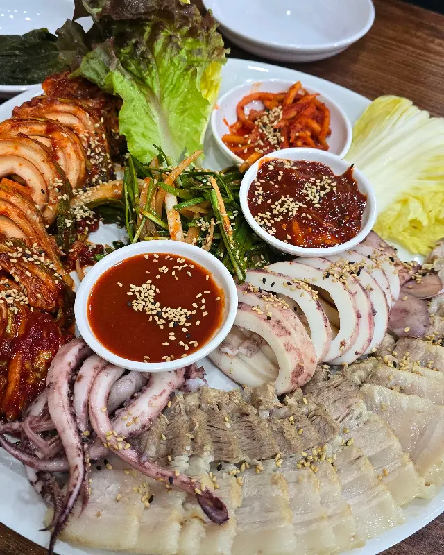 싱싱한 쌈 채소와 함께 즐기는 오징어보쌈