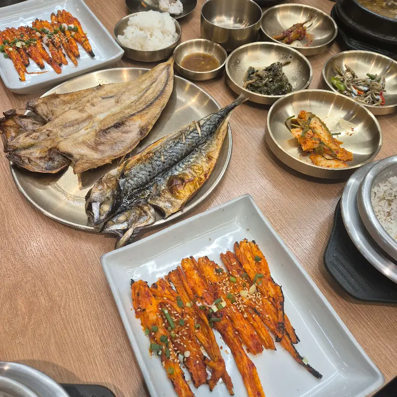 노릇하게 구워진 가자미와 임연수