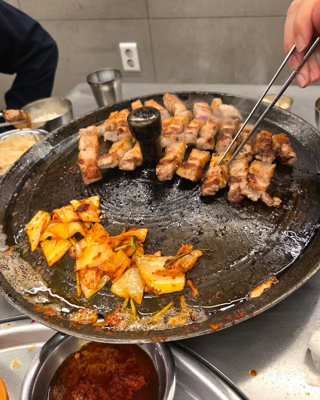 잘 구워진 삼겹살과 김치의 환상적인 조합