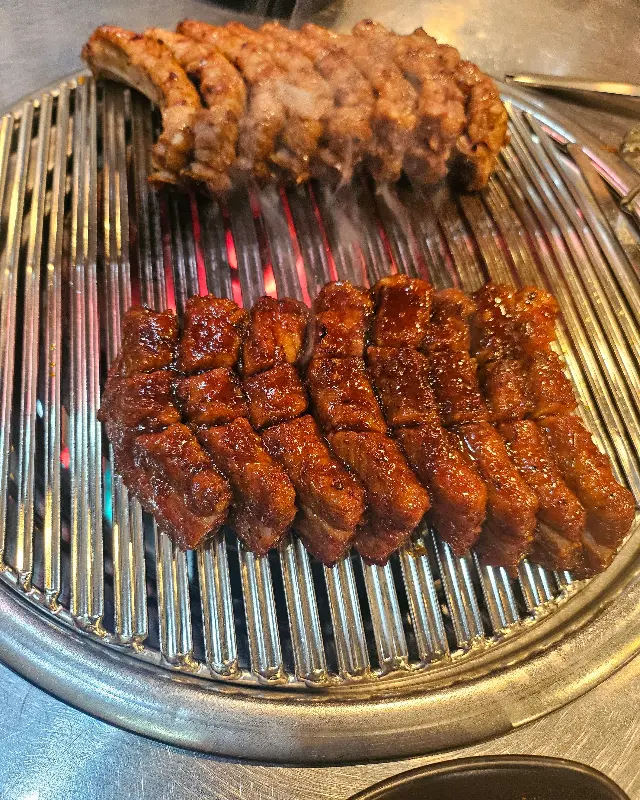 숯불 위에서 구워지는 쪽갈비