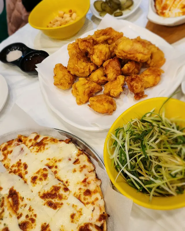 피자와 치킨 한 상 차림