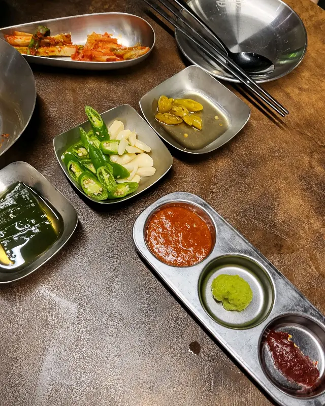 깔끔하게 정돈된 테이블 세팅