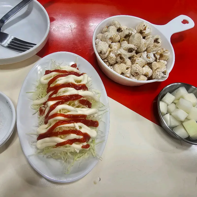 기본으로 제공되는 양배추 샐러드와 팝콘