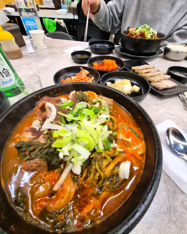 테이블 위에 놓인 뼈해장국과 반찬들