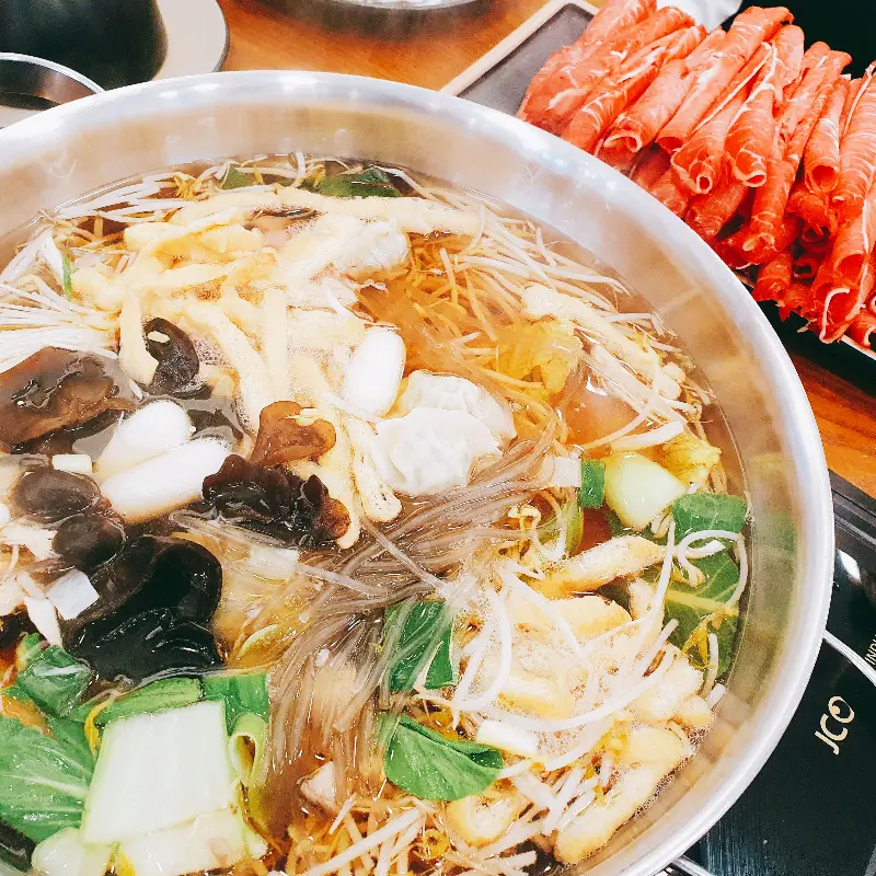 육수에 채소와 고기를 넣어 끓인 샤브샤브