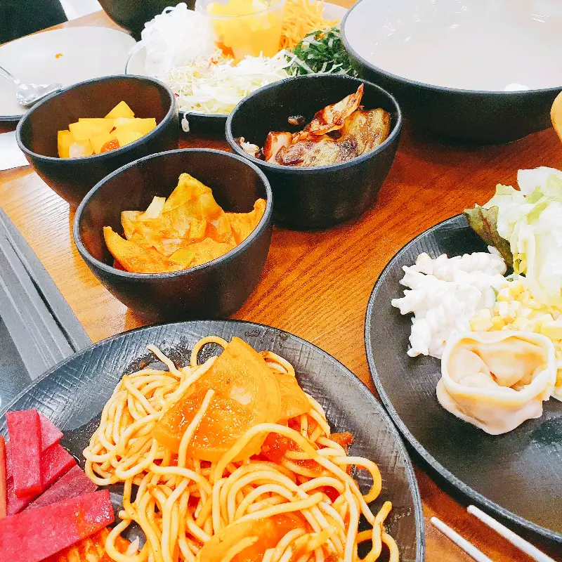 샤브샤브와 함께 즐기는 다양한 사이드 메뉴