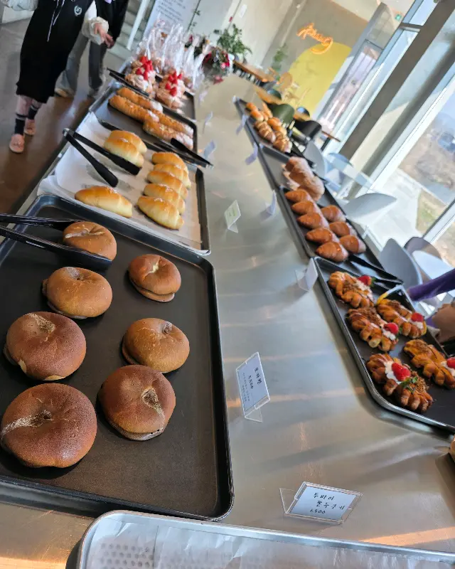 다양한 종류의 빵이 진열된 모습