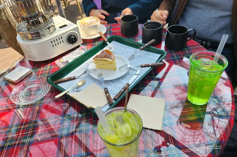 테이블 위의 브런치와 음료