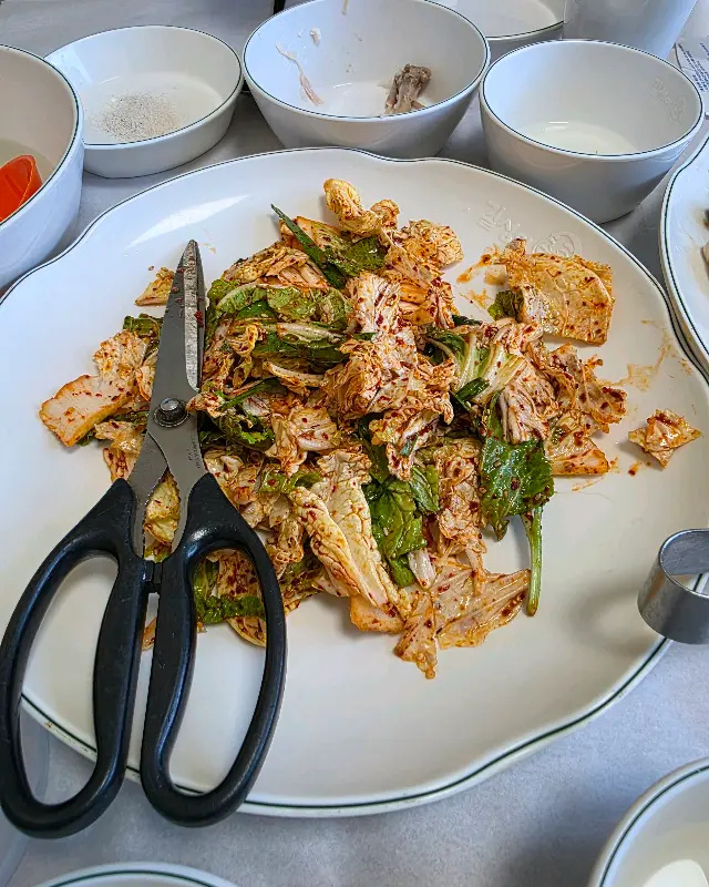 잘 익은 김치를 먹기 좋게 자르는 모습