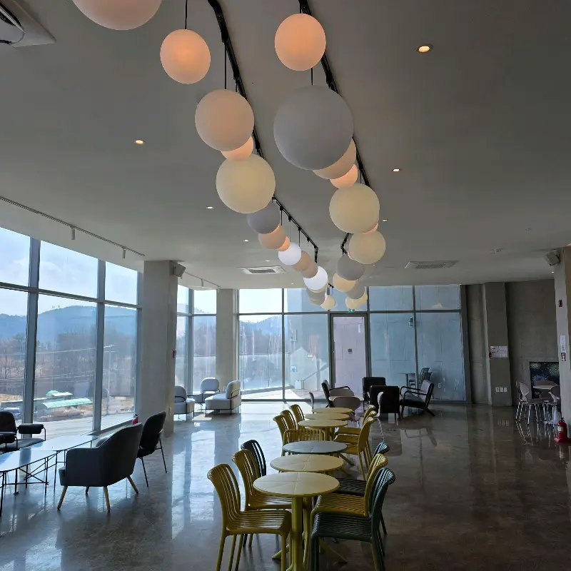 카페 내부의 은은한 조명