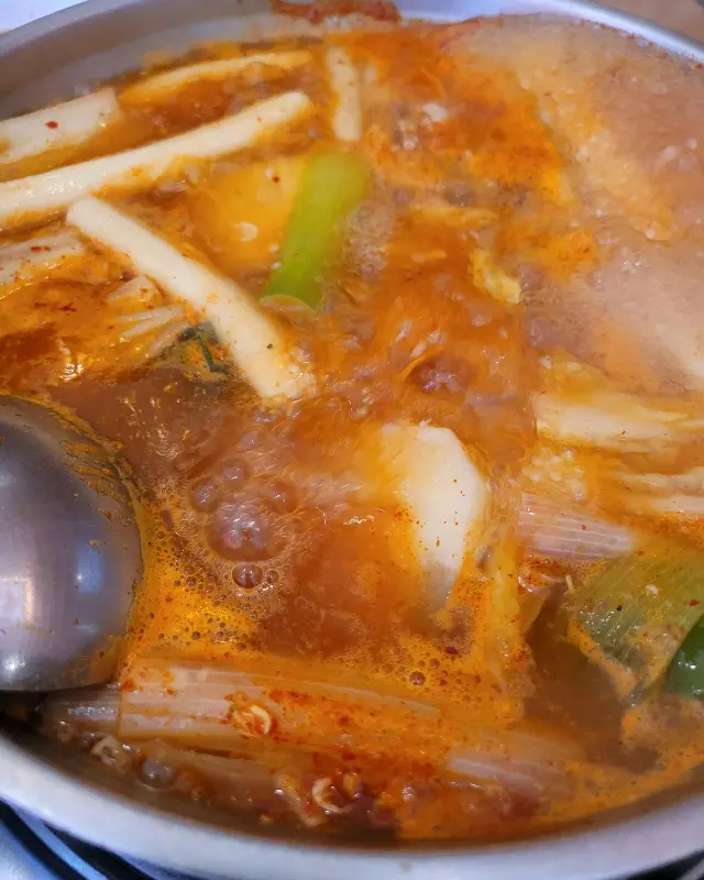 매콤한 양념이 더해진 닭한마리