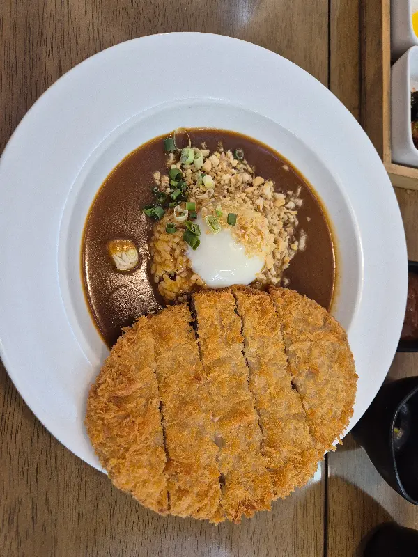 푸짐한 양과 훌륭한 맛을 자랑하는 카레온의 카레