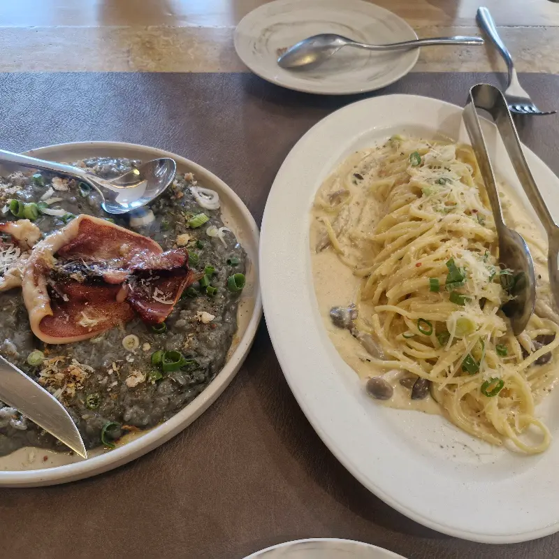 쉬림프 위스키 라가토니와 오징어 먹물 리조또