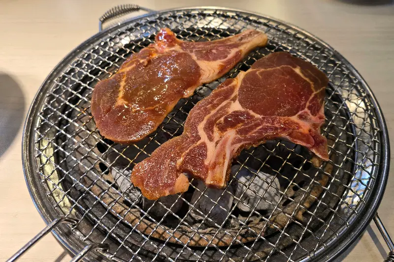 숯불에 구워진 먹음직스러운 갈비
