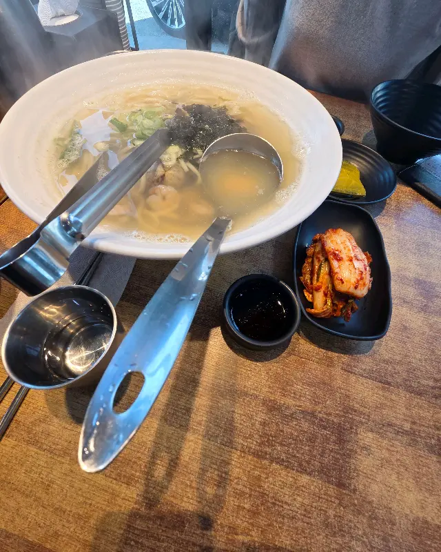 칼국수와 함께 제공되는 겉절이