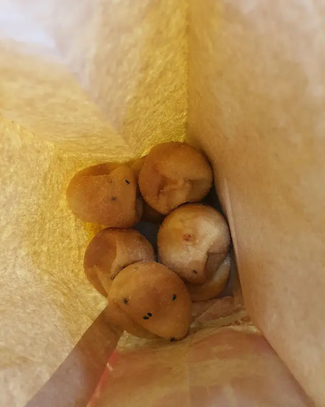 종이 봉투에 담긴 찹쌀 도너츠