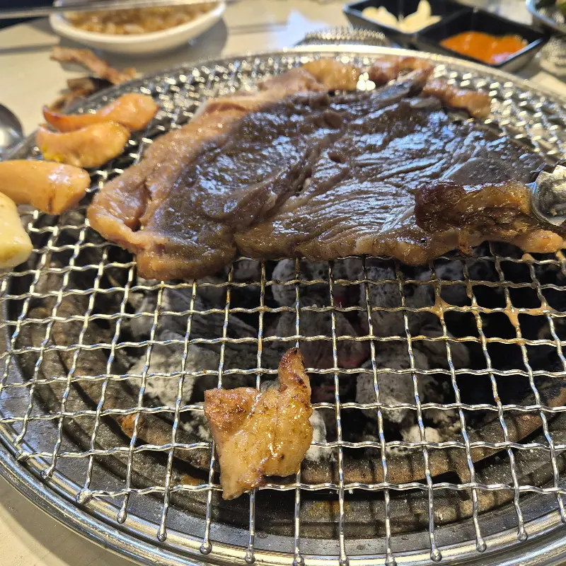 숯불에 구워 더욱 맛있는 돼지갈비