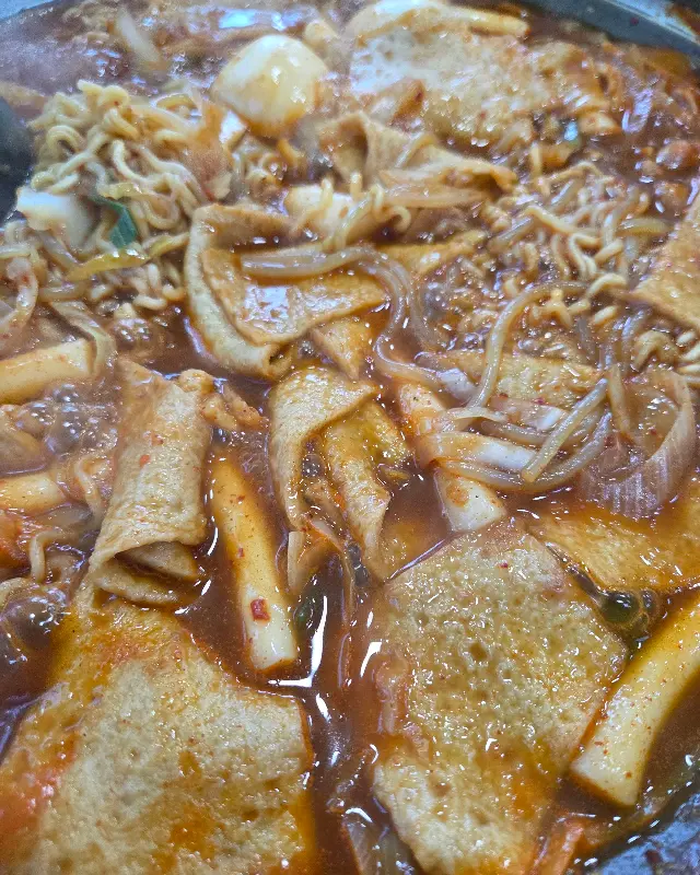 떡, 어묵, 라면, 쫄면이 어우러진 떡볶이