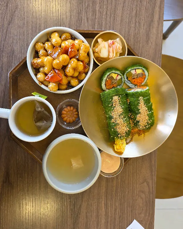 놋그릇에 담겨 나온 감태김밥과 궁중떡볶이