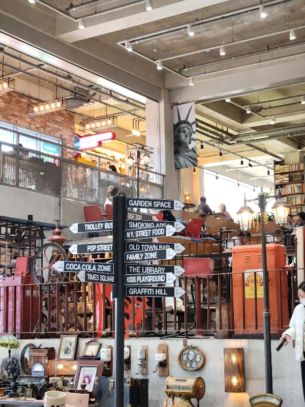 카페 내부의 이정표와 다양한 소품들이 보이는 사진