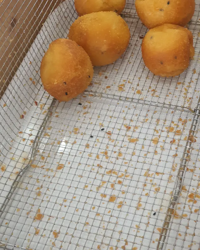 갓 튀겨져 나온 찹쌀 도너츠