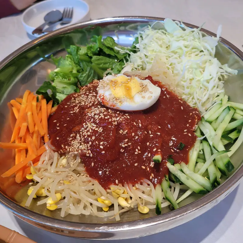 매콤한 양념이 듬뿍 올려진 쫄면