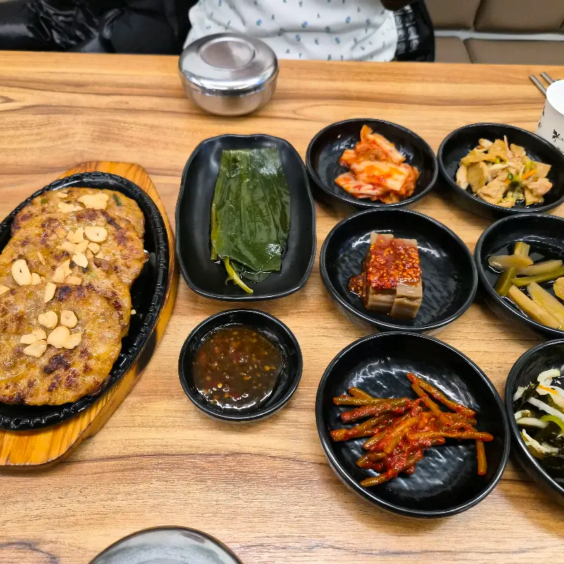 마늘떡갈비 정식 한 상 차림