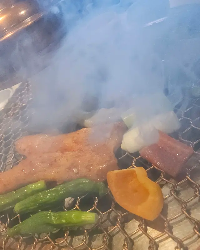 숯불 위에서 맛있게 익어가는 대창