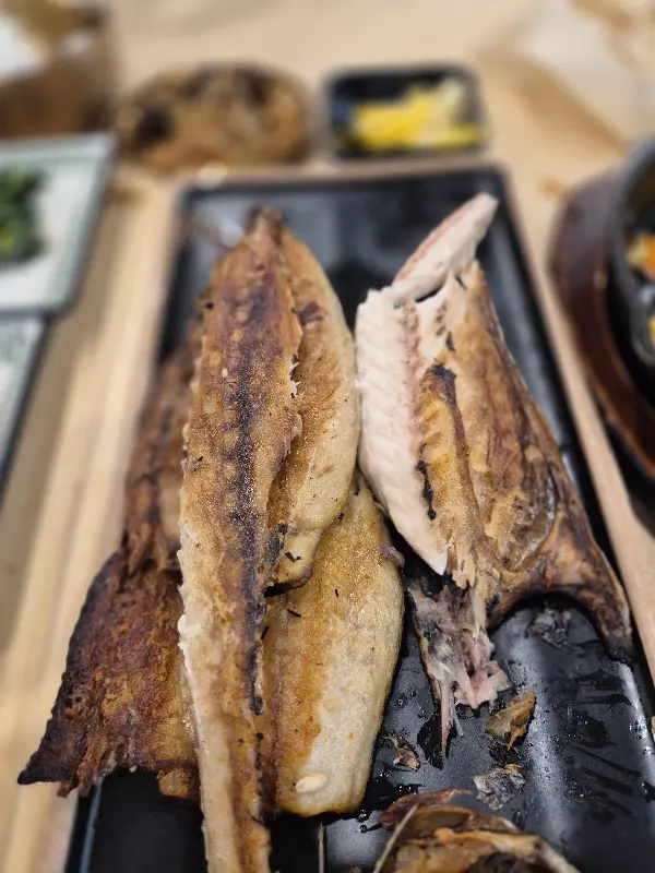 윤기가 흐르는 생선구이