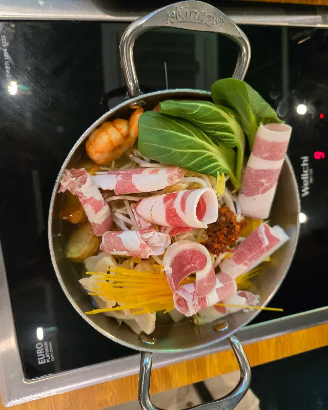 신선한 재료가 가득 담긴 샤브샤브 냄비