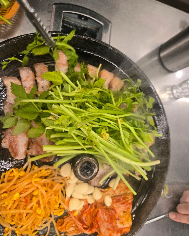 향긋한 미나리와 삼겹살의 환상적인 만남