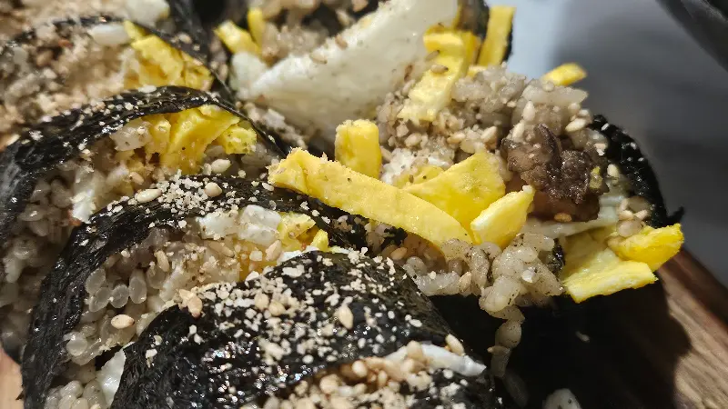 전복김밥의 클로즈업 사진