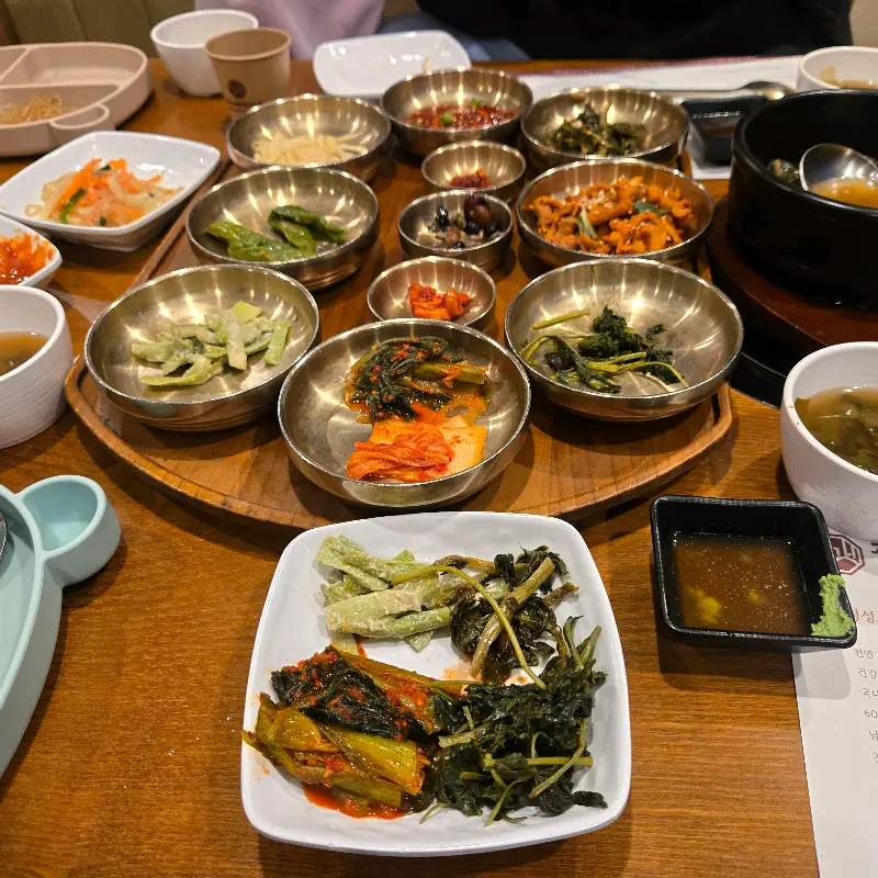 푸짐한 밑반찬 구성