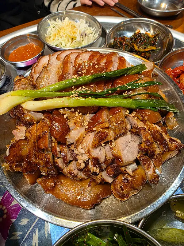 윤기가 흐르는 족발