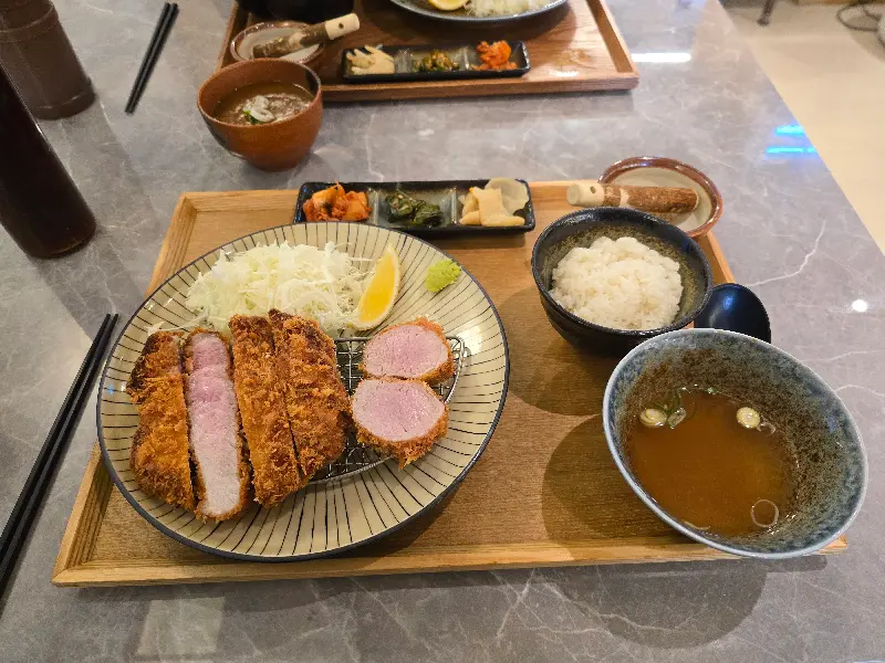 정갈하게 차려진 한 상