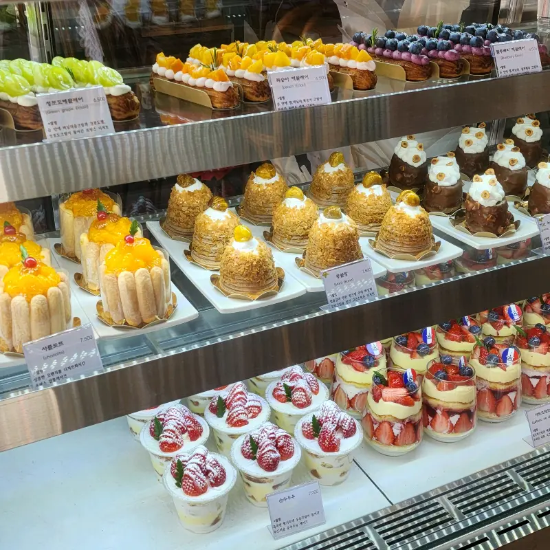 다양한 디저트가 진열된 쇼케이스