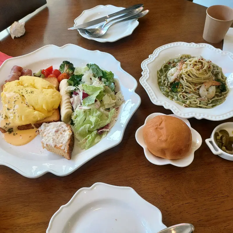 에그 베네딕트와 바질 파스타