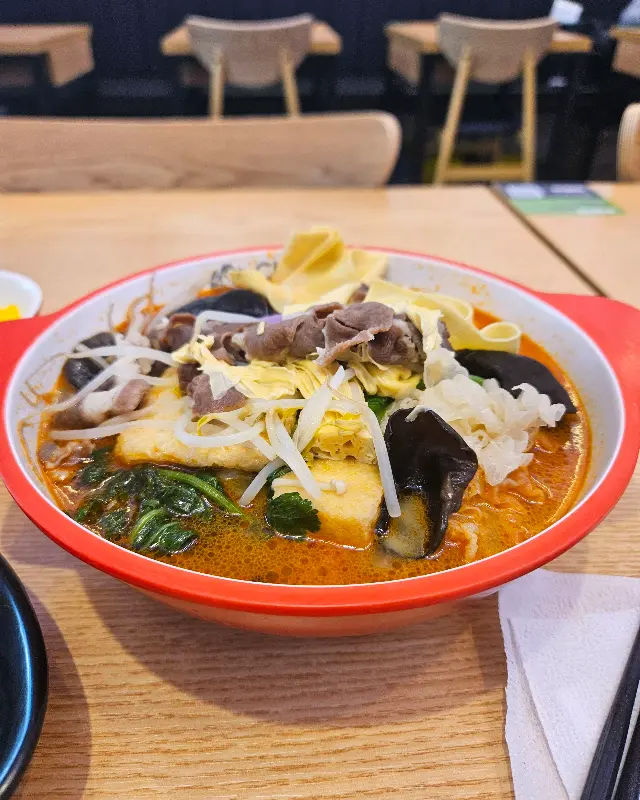 테이블 위에 놓인 춘리마라탕, 다양한 재료와 국물이 어우러진 모습