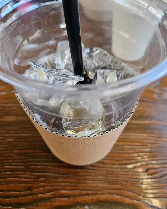 컵 안에 담긴 얼음 조각과 빨대. 음료를 마신 후 남은 얼음이 시원함을 더한다.