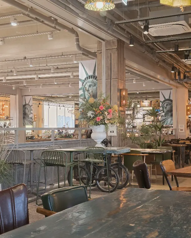 카페 내부의 계단과 장식품들이 보이는 사진