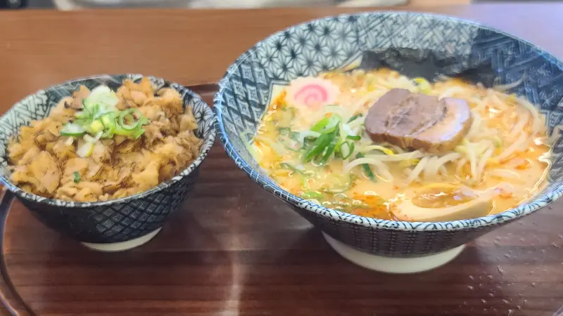 라멘과 미니 덮밥 세트