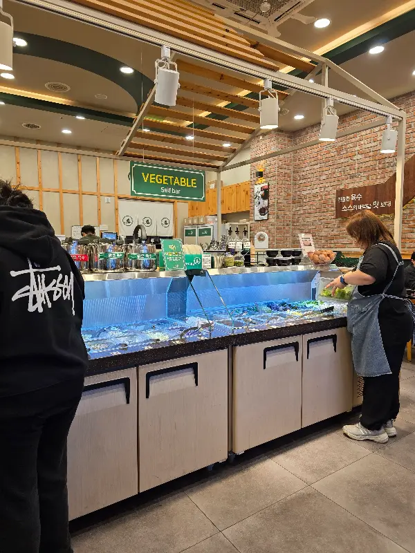 신선한 야채가 가득한 샐러드바