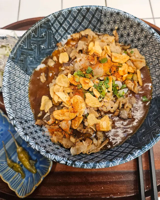 덮밥 위에 뿌려진 독특한 토핑